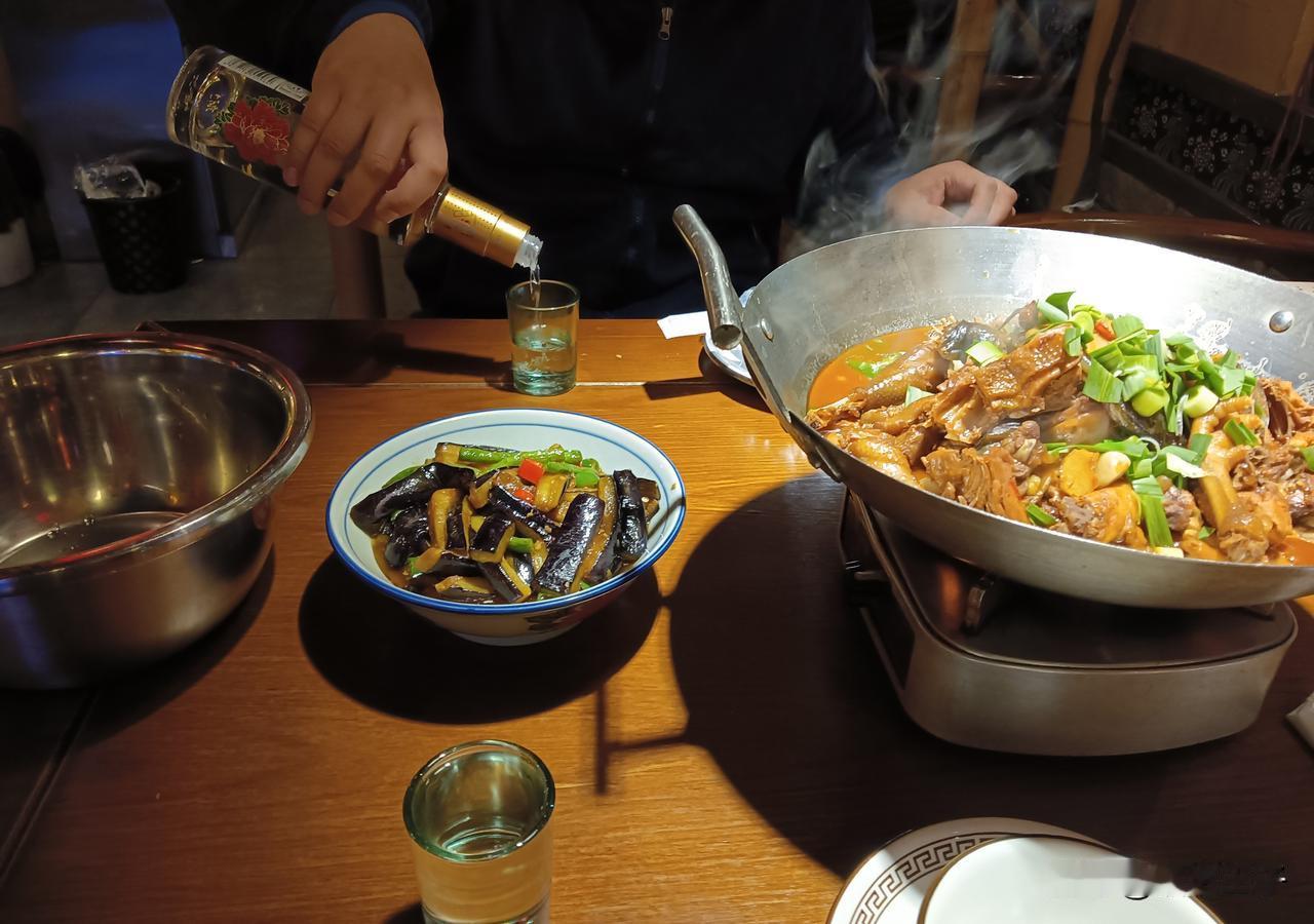 我放了十年的一瓶酒盒子被打开了，我赶紧去厨房找妈，妈说是她打开的，当料酒用了[捂