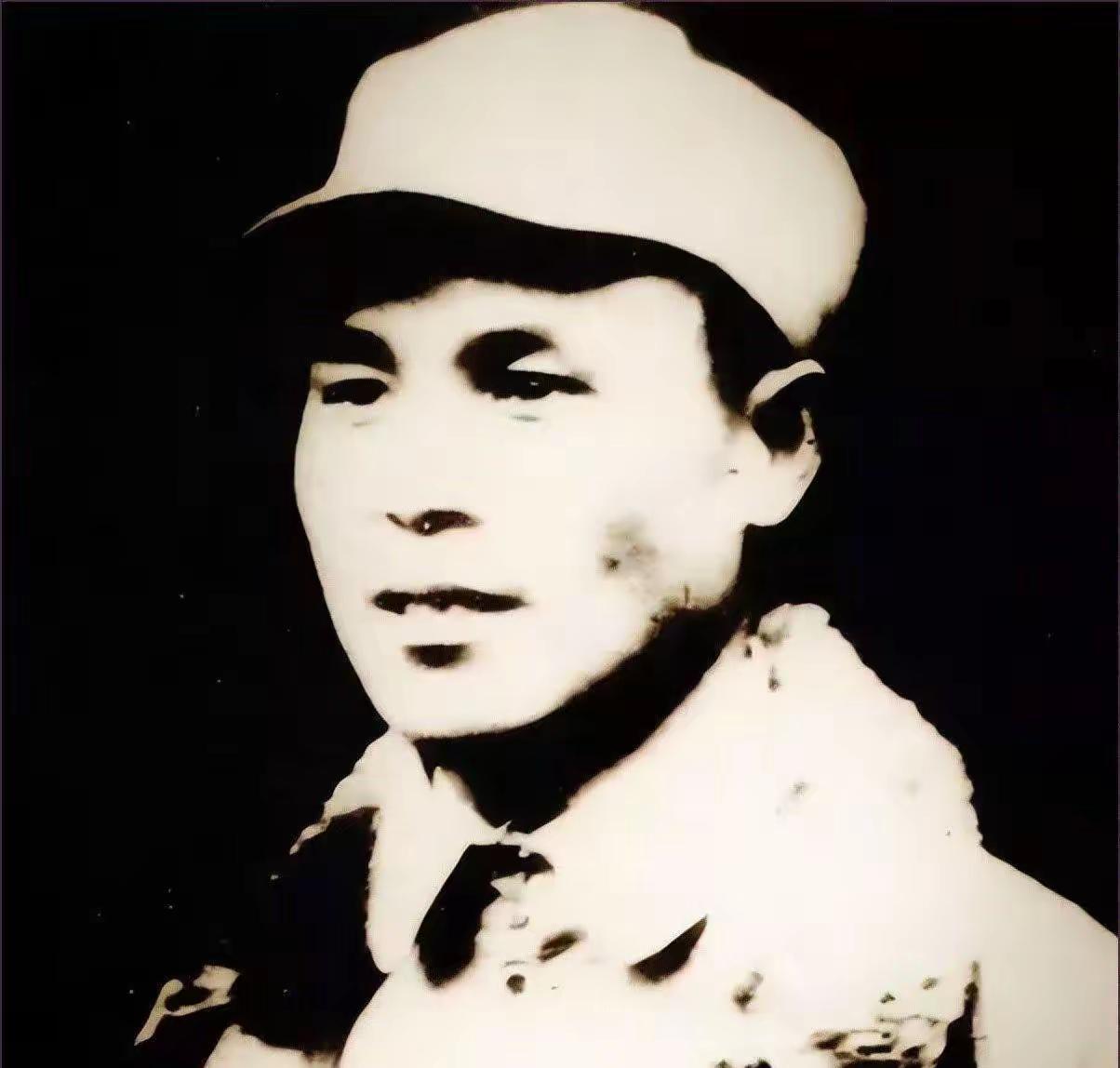 1940年，皖东北四个司令谁也不服谁，中央只好空降一个猛人，他一到就整合上万兵马