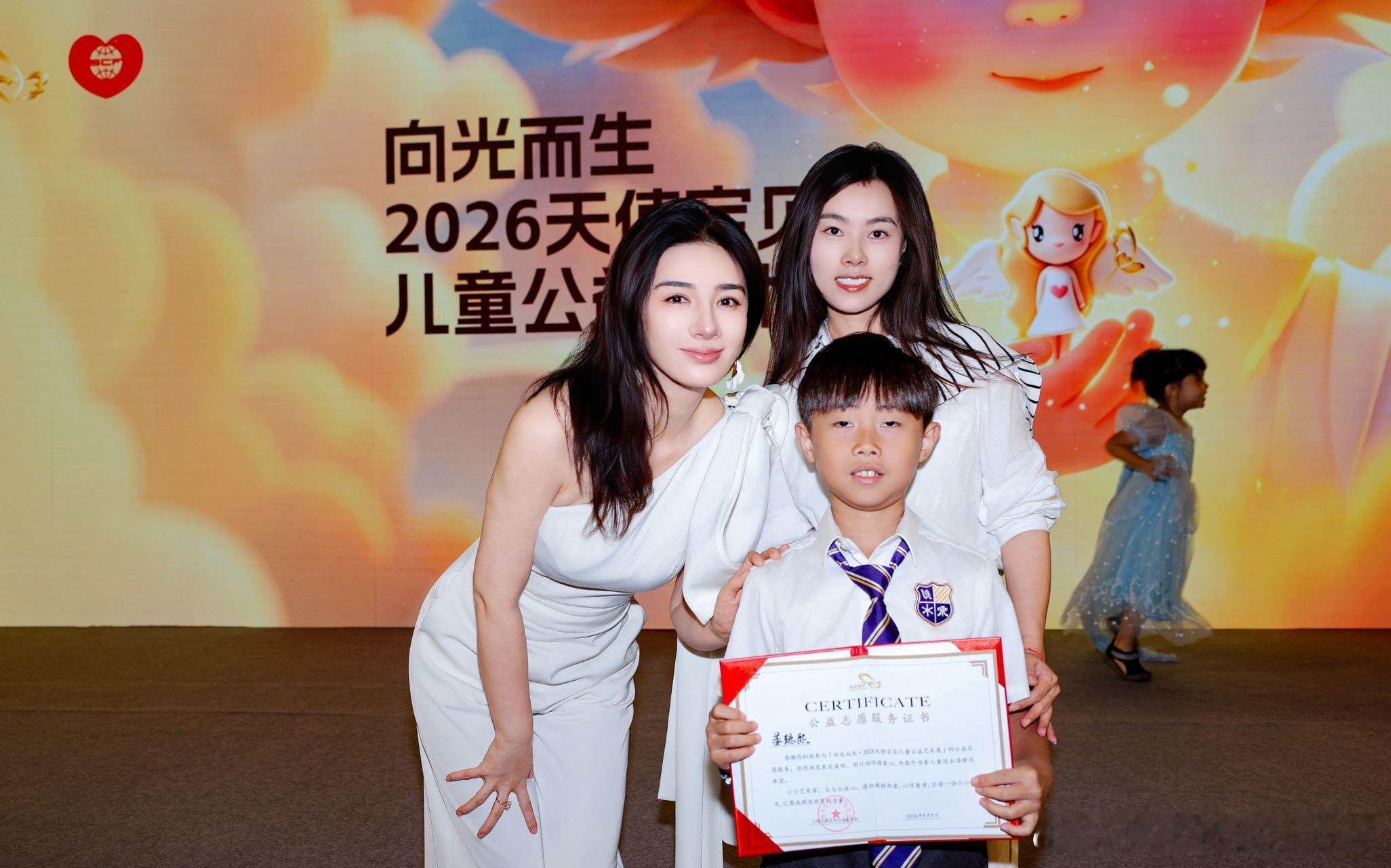 黄奕10年前救助的孩子长大了时间真的是最好的见证者，十年前撒下的善意种子，现在开