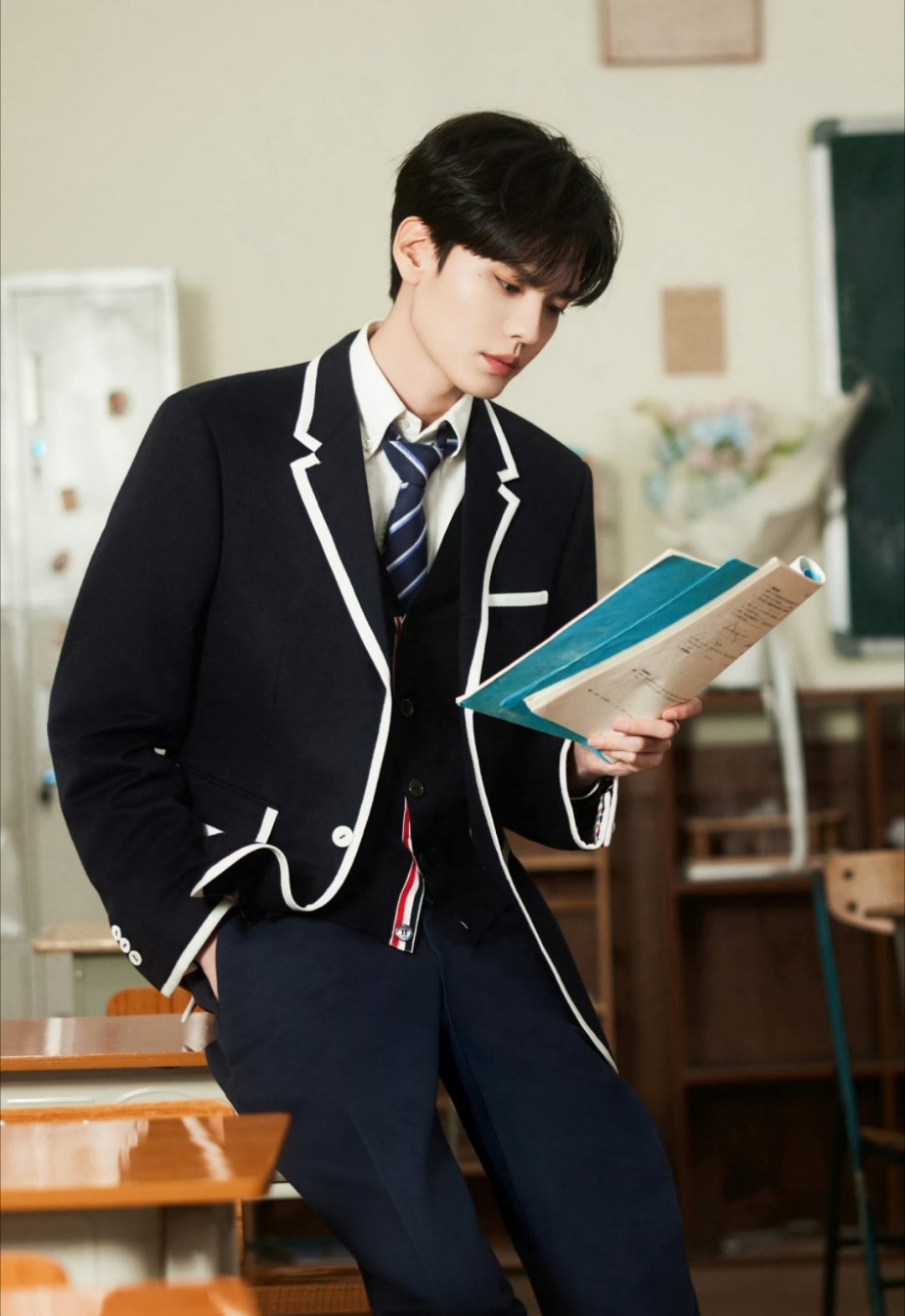 生日快乐毕雯珺！我们永远在你身后，陪你走过更多闪闪发光的旅程。毕雯珺，你许下的愿