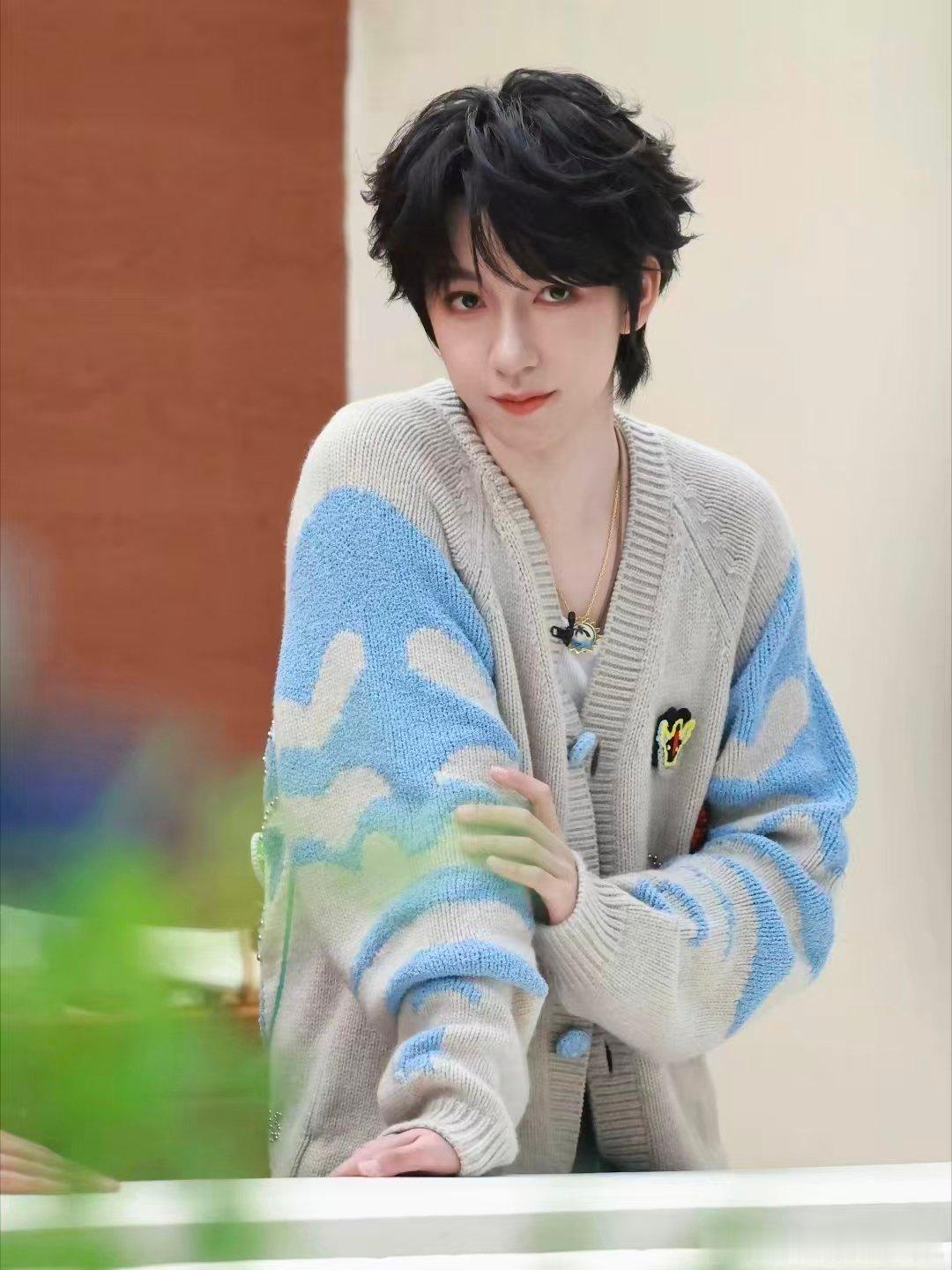 贺峻霖的专属小姨李小冉你好星期六二十多岁的外甥配上气质绝佳的小姨，同框画面养眼又