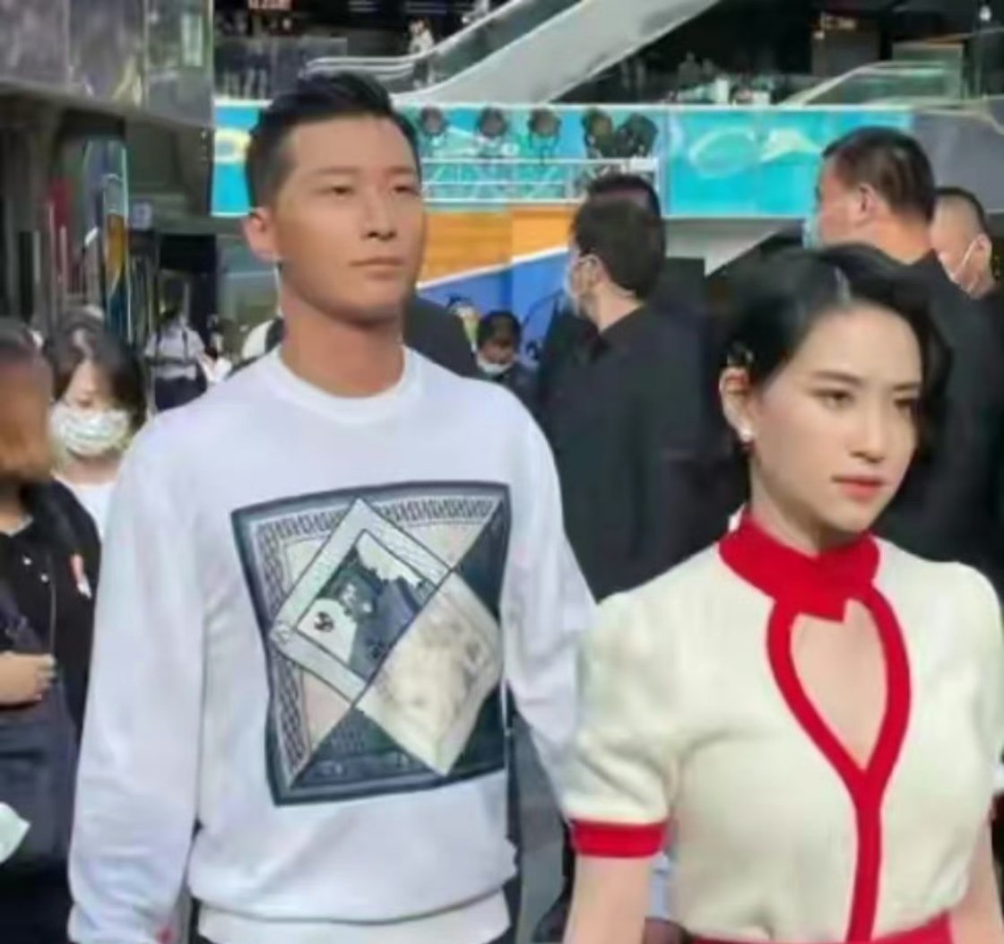 何超莲透露，上次和窦骁争执，起因是对方拉她看爱车视频，计划在上海购车，拉扯时手上