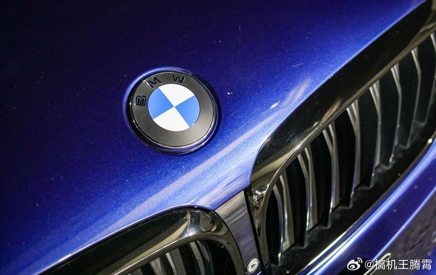 接下来宝马也要换新Logo了，主要变化就是取消了“蓝天白云”间的镀铬装饰环，变成