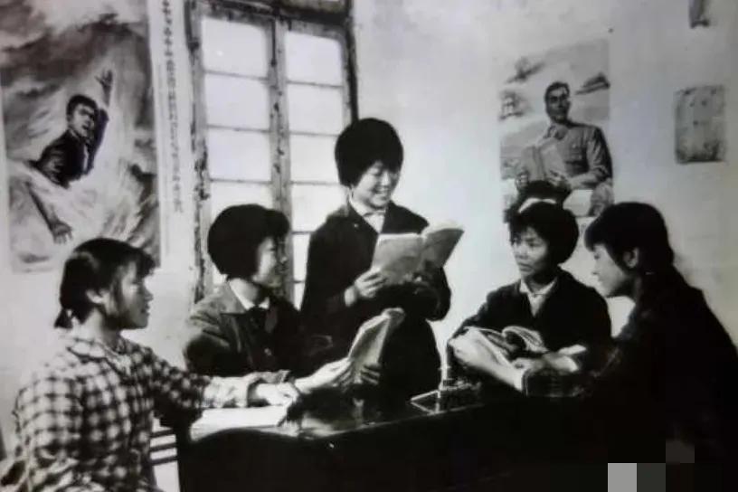 1978 年，知青王鲁明调到中学当老师，批改学生作业时，忽然看到作业本中夹着一张