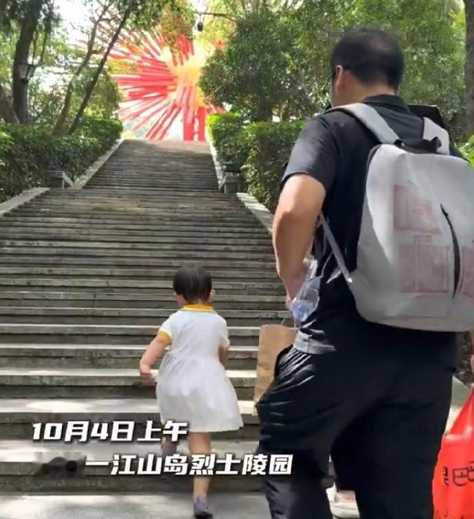 我从小跟着爷爷长大，他临终前最放不下的，就是没能找到七爷爷的墓。”这句沉甸甸的叮