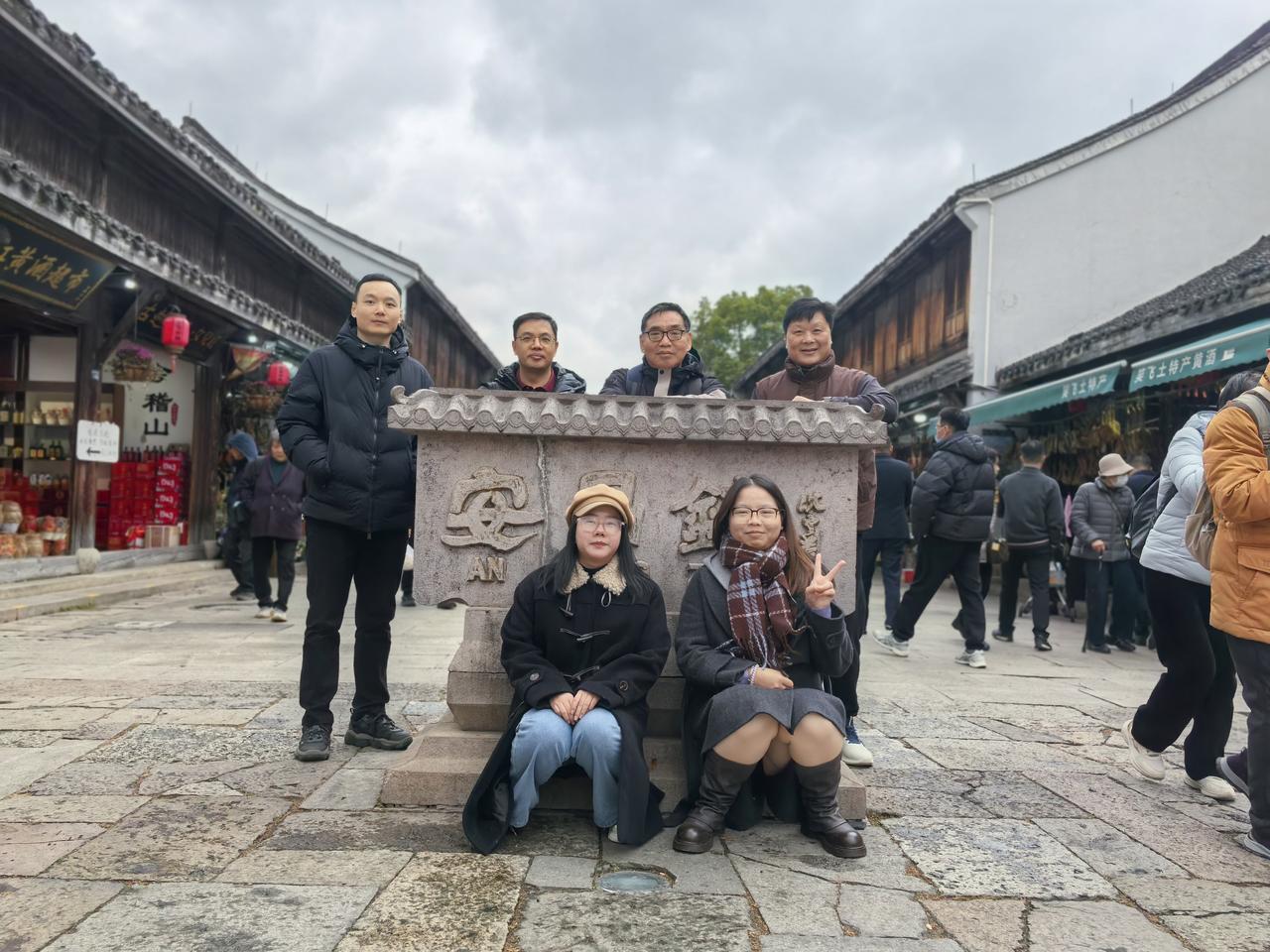 五律·安昌古镇
水上黑篷船，
商铺开两边。
醪香河面溢。
酱腊店头悬
绵络有回味