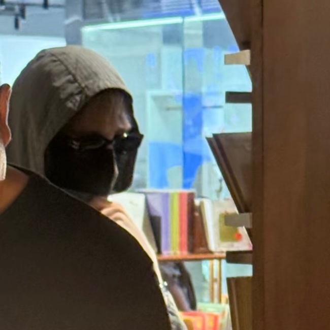 放一个全副武装的呆瓜在这里放哨 