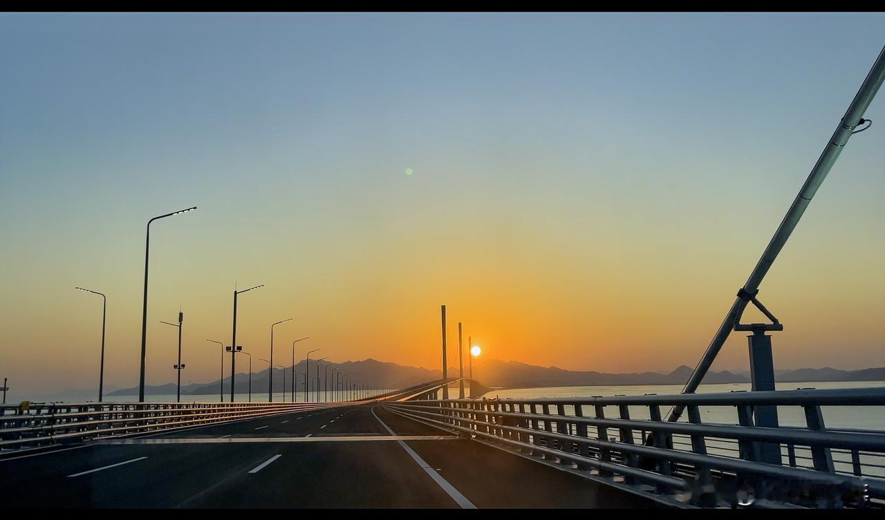 黄茅海大桥上的除夕落日：2024农历年最后的落日非常美，这个时间大家不是已拿起筷