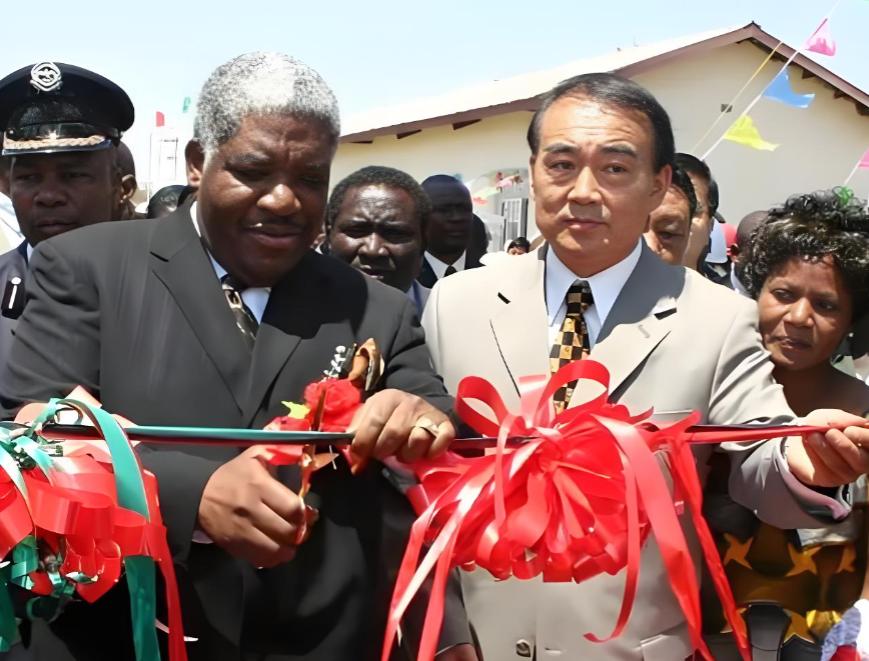 非洲的电网是中国拉的，互联网基站是中国建的，手机也都是中国出的，可当他们打开手机