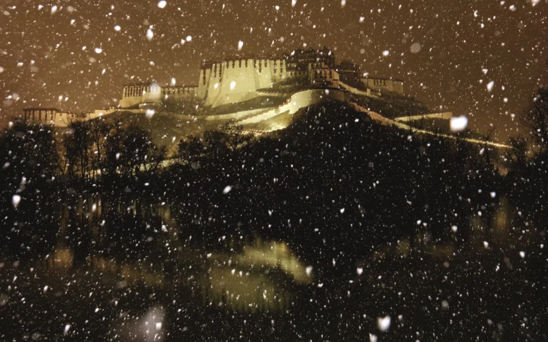 布达拉宫的雪景，更显圣地素静