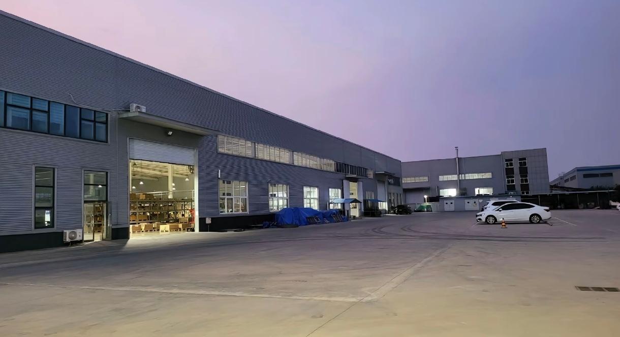 我的老板连小学都没有毕业，但是他创业成功了，现在身价过亿。而我们公司的副总是98