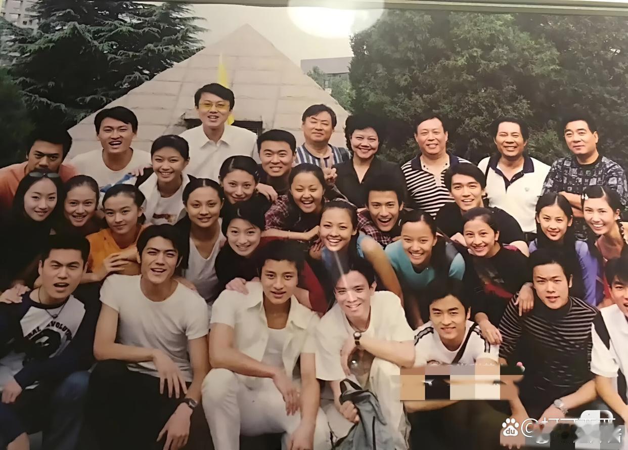 黄圣依和贾乃亮居然是同班同学！黄圣依在人群中很抢眼啊！气质真好！ 