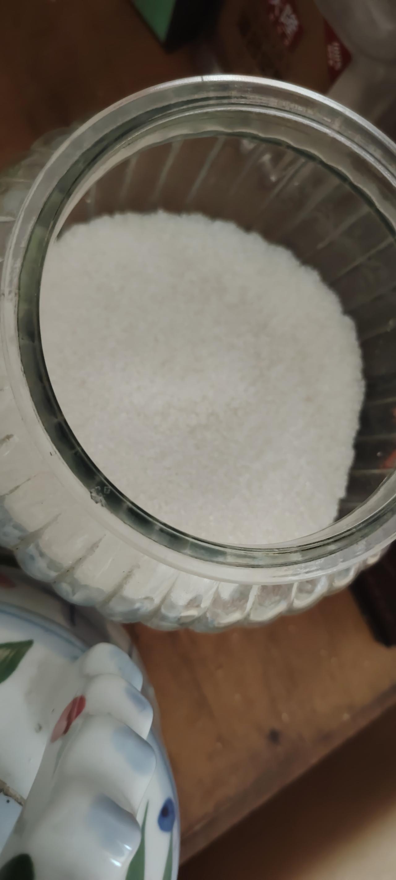 白糖和冰糖都买了，用罐罐装上了。问为什么要买糖？你不吃糖还不允许别人吃糖吗？爸妈