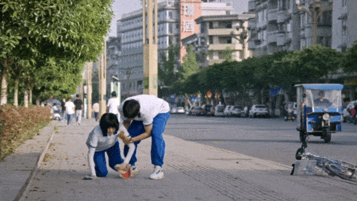 生逢其时一集演完落榜升学入狱出嫁生逢其时 前脚还在磕哥姐CP后脚就被编剧创飞，齐