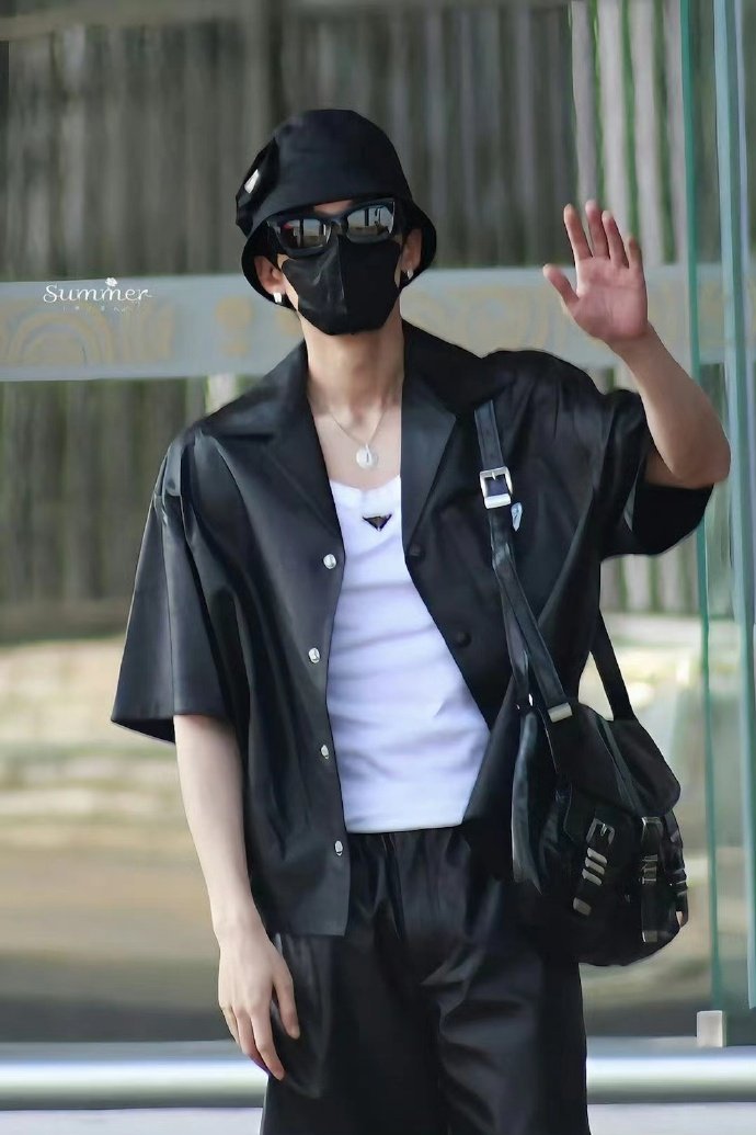 檀健次上海到达！酷酷小黑猫挥爪啦！ ​​​