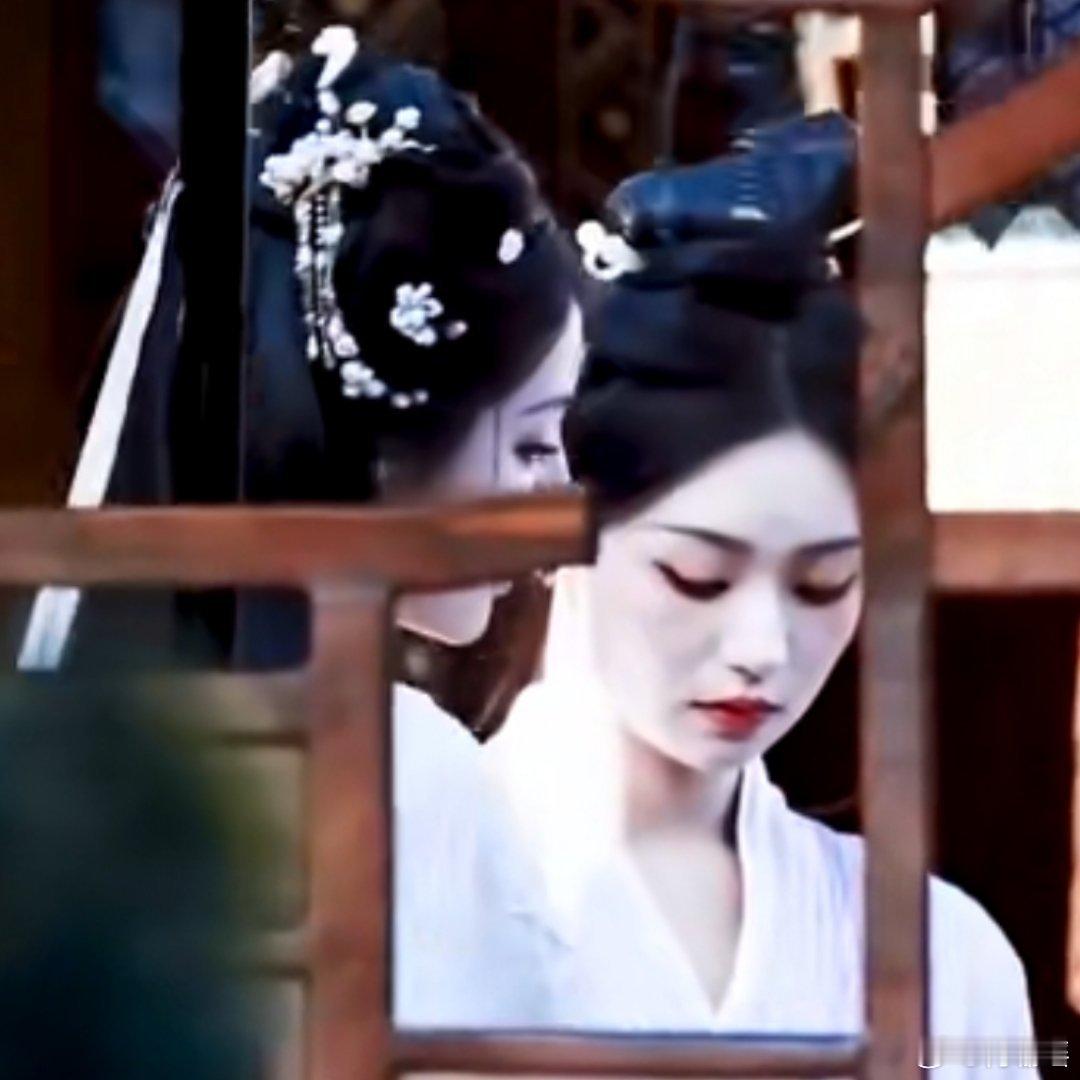 #迪丽热巴慕胥辞新妆造路透#  在中饰演“贺思慕”的新妆造型路透来了，白色古装造
