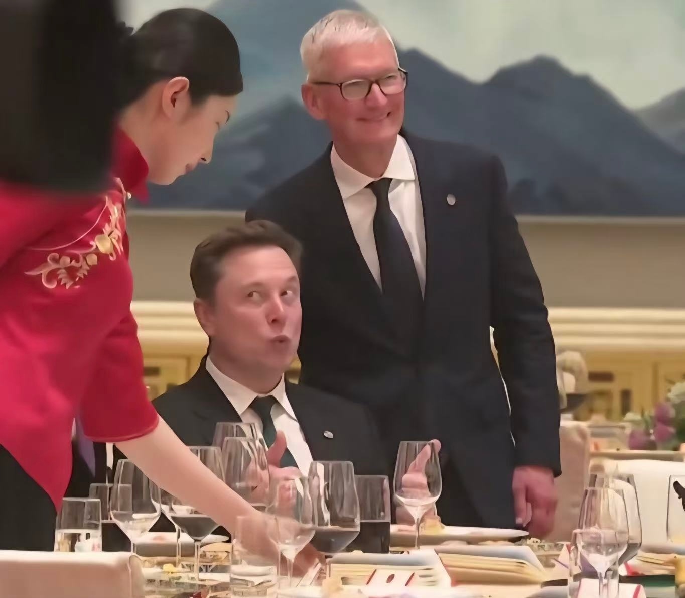 老马被排队合影时，还不忘皮一下合影并不累，主要排队的都是大老爷们儿特朗普访华欢迎