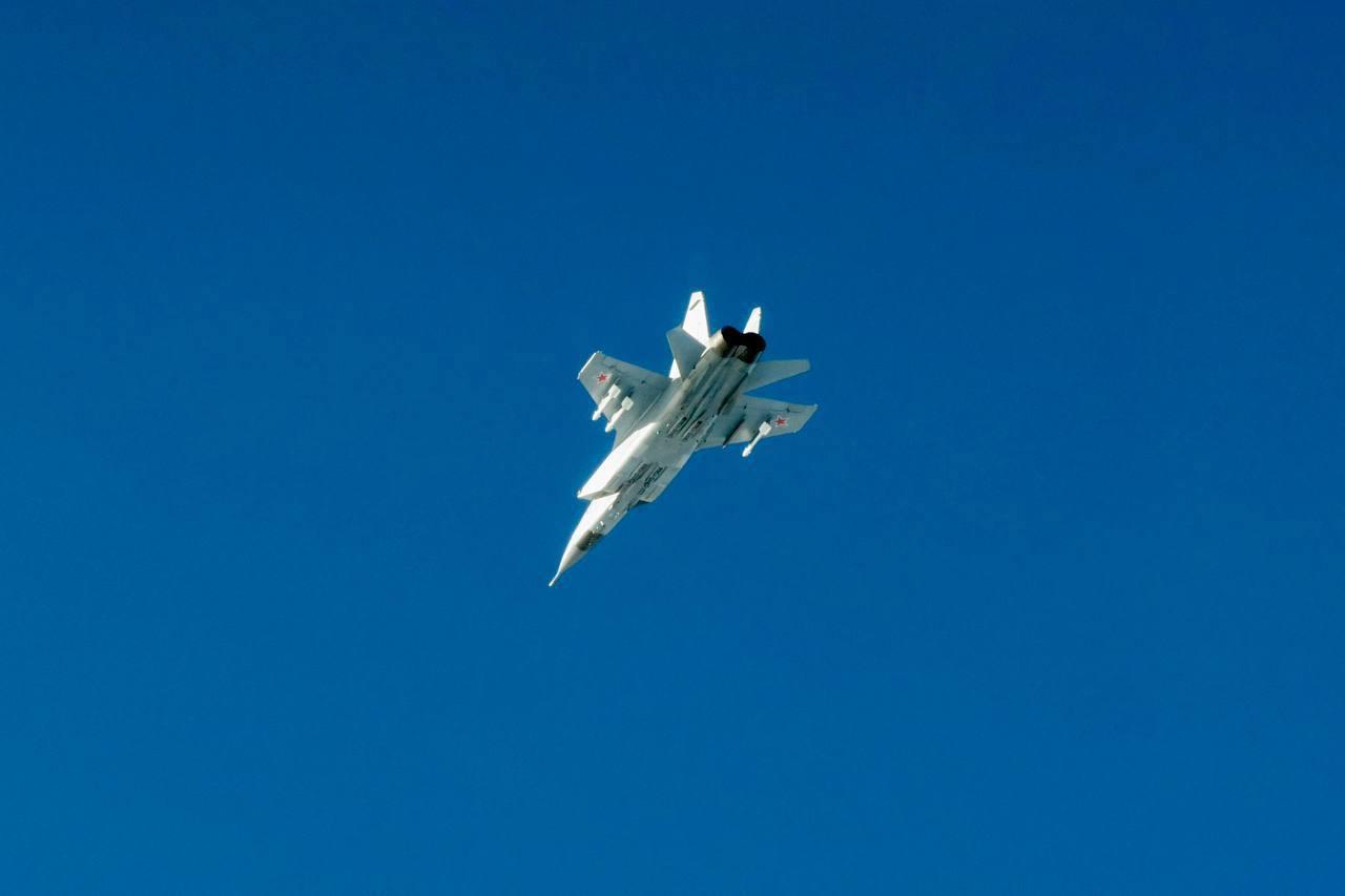 这些照片由瑞典“鹰狮”JAS-39战斗机在波罗的海上空执行拦截任务时拍摄，照片证