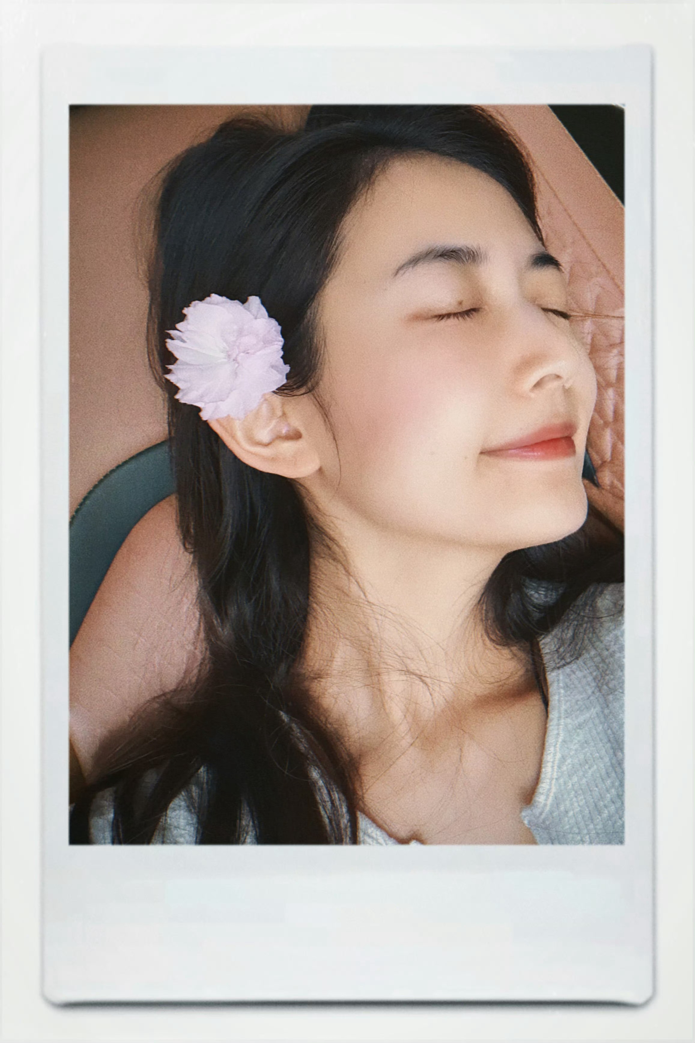 芝士娱乐 跟着陈钰琪学春天和花花🌸拍照的姿势今日份的新物料好美啊 陈钰琪