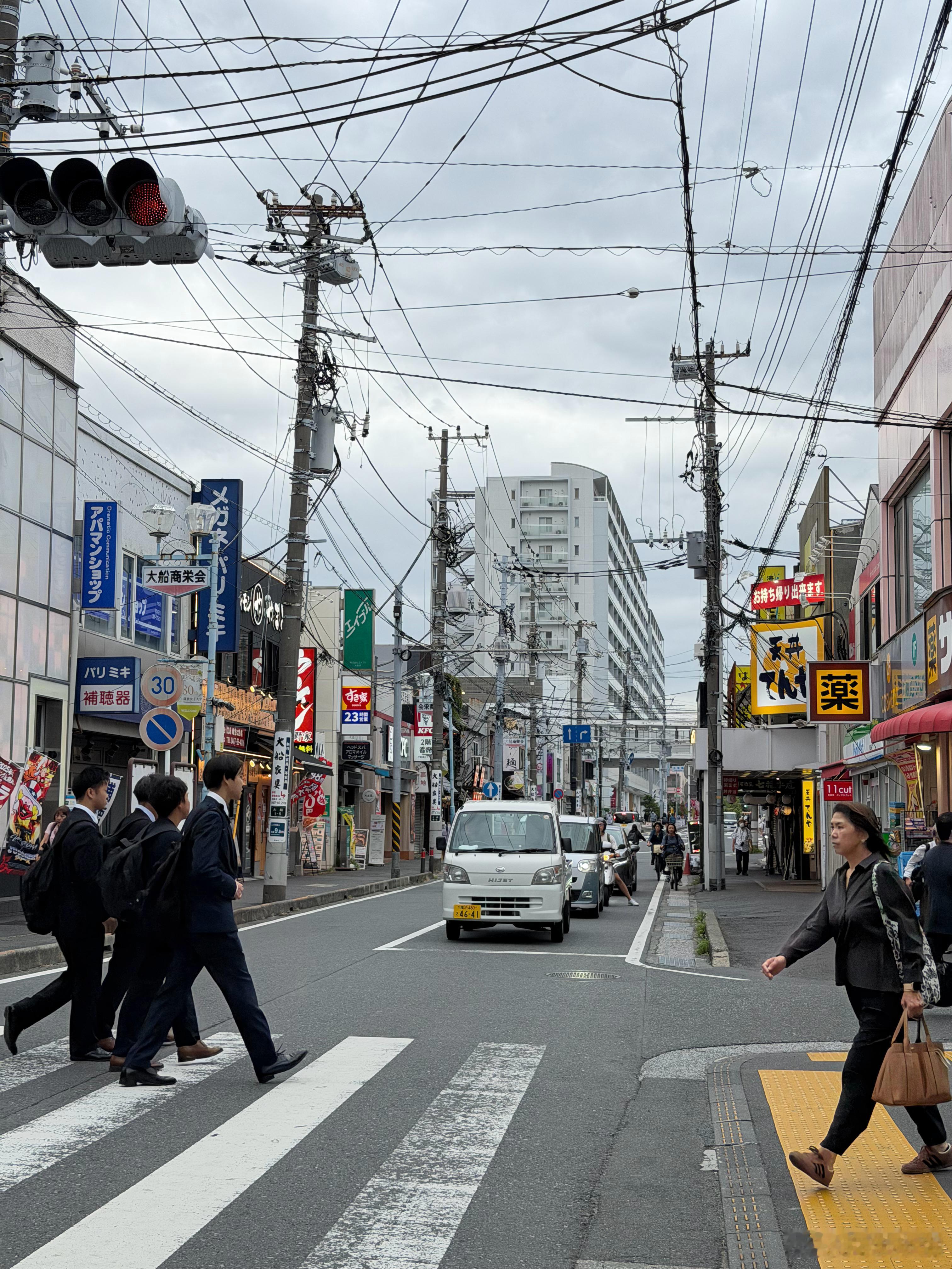 到日本乡下调研明显感觉都是老年人多路不宽但也没啥车非常非常安静加上今天是阴天感觉