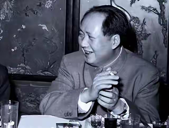 1958年，开国上将为留毛主席吃饭撒了个谎，席间主席却当众揭他老底

那天太阳斜