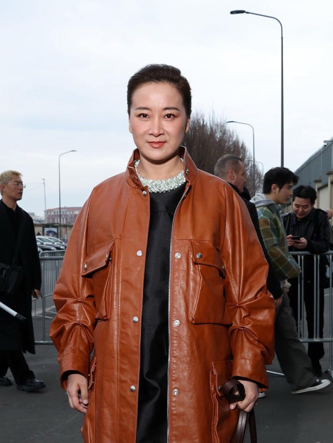 贾玲现身米兰时装周男装秀，怎么有点像赵涛 …… 