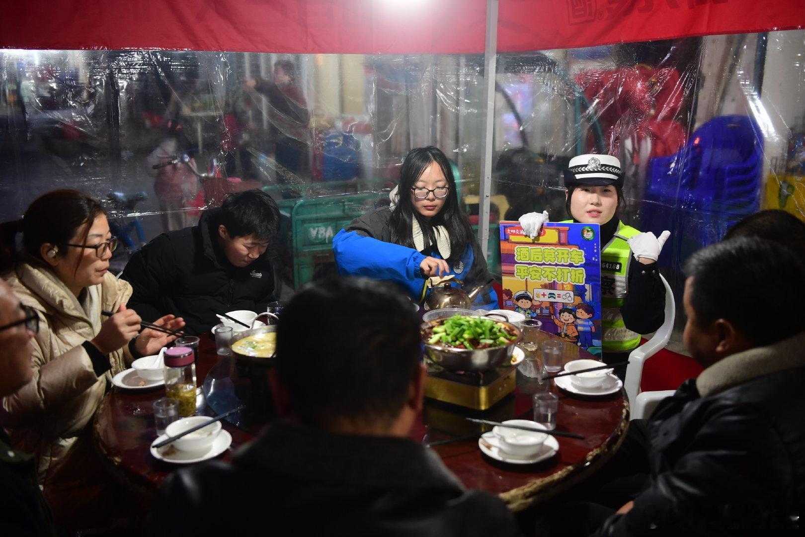 【“逛”夜市、进排档， 安徽巢湖交警烟火气里送安全 】12月26日晚间，安徽交警