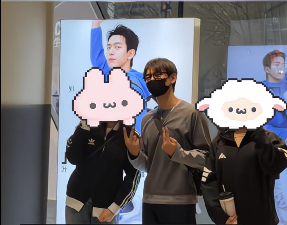 大城市就是机会多，本来粉丝是看到李现的广告牌，想和李现的广告牌合影的。没想到李现