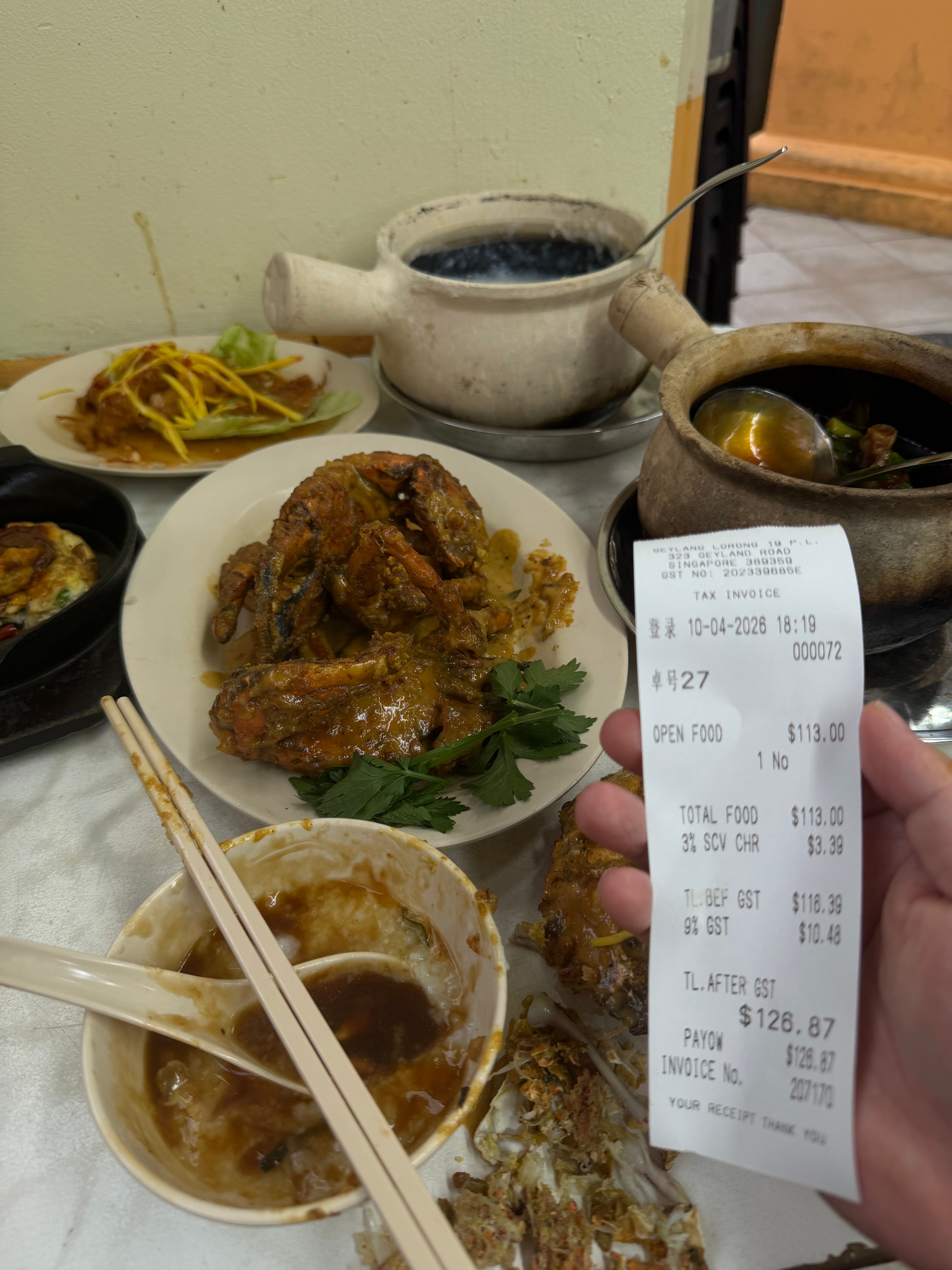 吃了田鸡粥600多，回地铁路上，可能看到我单身一个人，不少女的招我去按摩。。。一