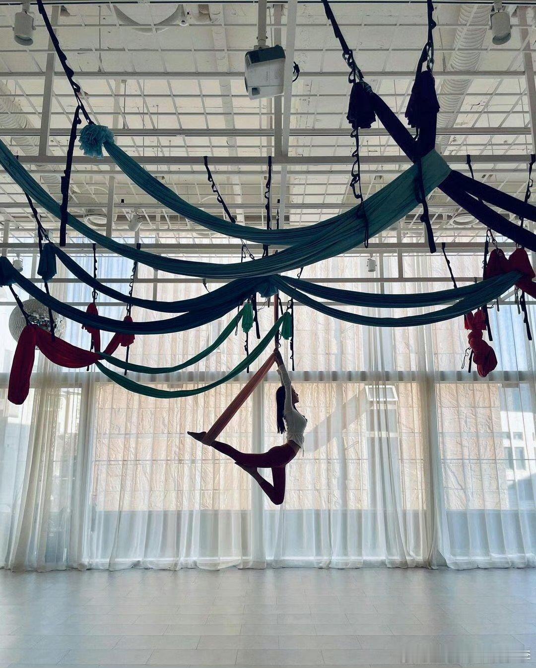 张元英空中瑜伽五女一