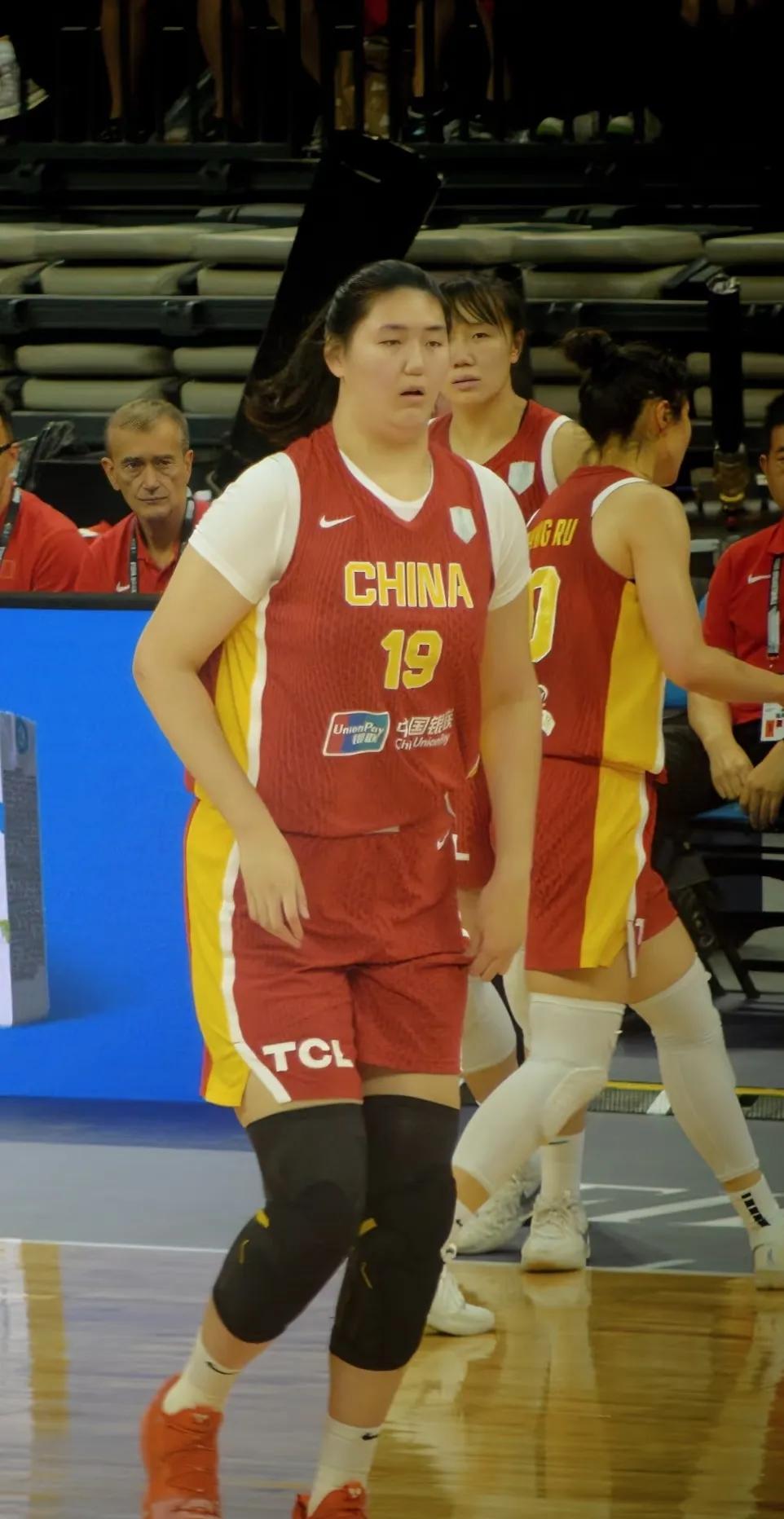 张子宇被吹过头了！

真的，再吹下去她要被压垮。

身高2米27，确实吓人。可对