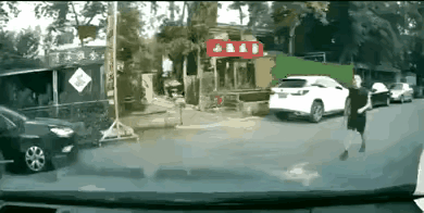 男子砸车撒气～～～网友：我就想知道，这可以算正当防卫吗？