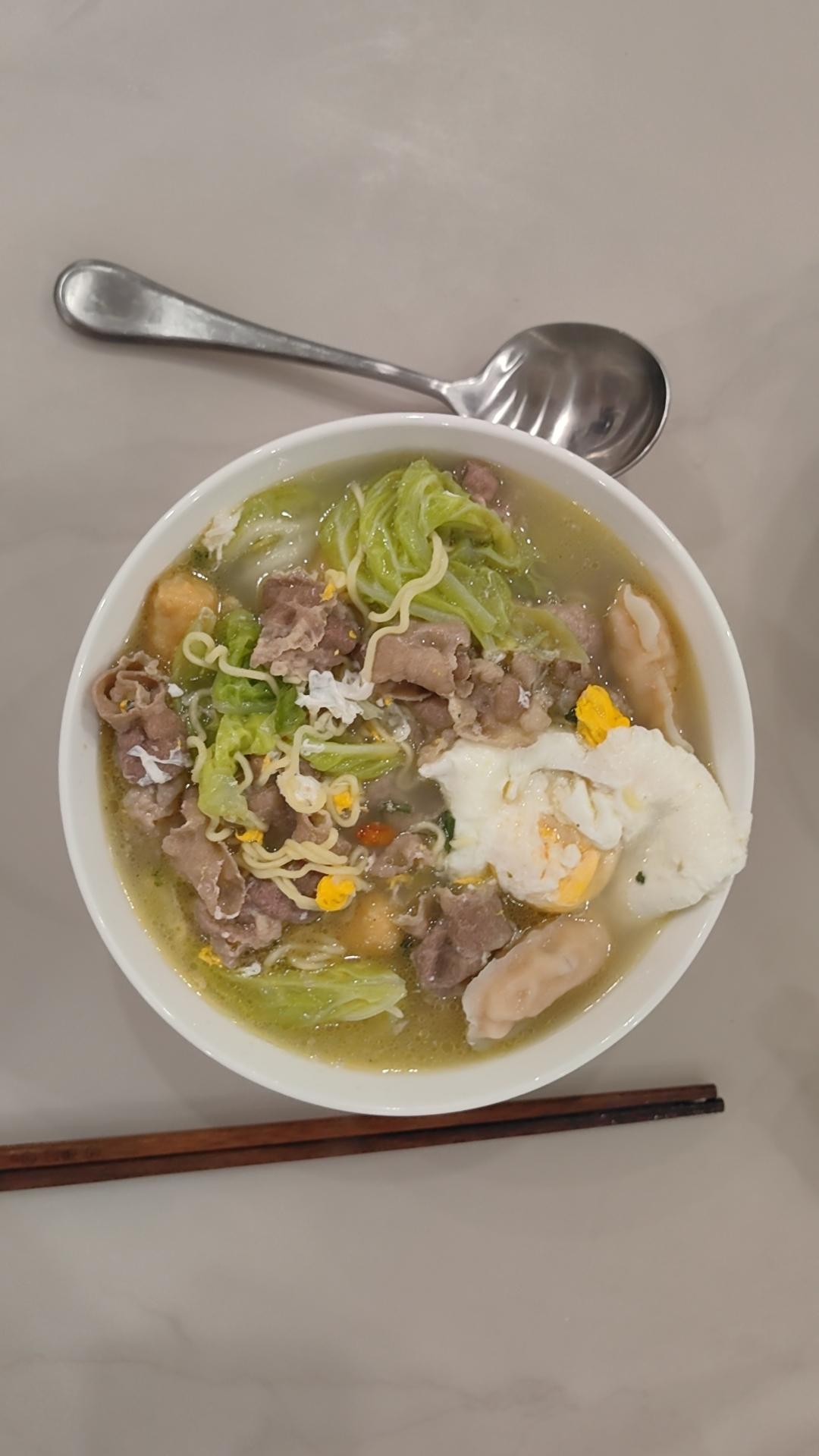 方便面是最干净的预制菜之一了

加点新鲜菜叶，卧个荷包蛋，加点肥牛片，香！