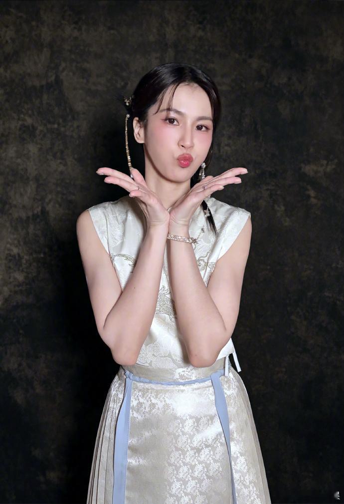 曾沛慈发长文总结四公曾沛慈谢谢乘风2026乘风舞台见证蜕变，让曾沛慈遇见更加勇敢