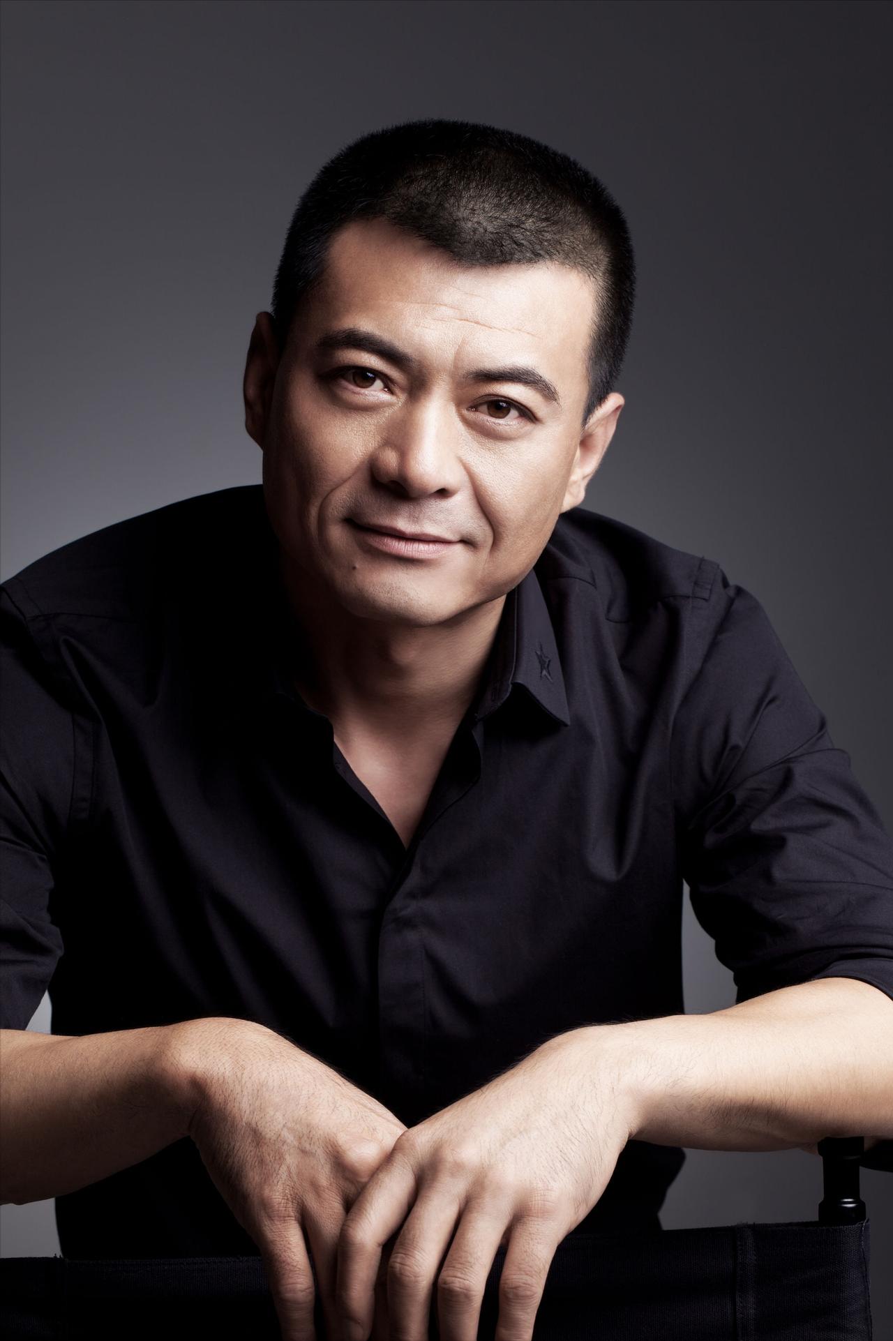 主持人，问演员王新军，你娶了一个明星老婆，有没有压力，王新军说，没有，我把她看成