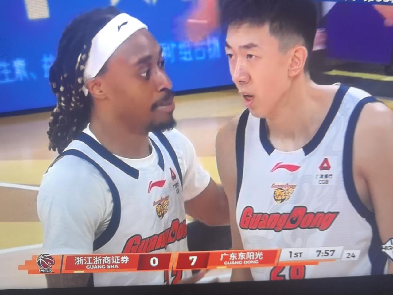 王少杰好久没有这么霸气扣篮表演了！
真的很精彩！
广东队今晚打得很拼…
很有机会