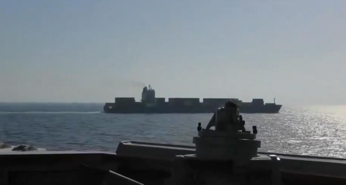 海上硝烟弥漫！美军炮击伊朗商船，伊朗攻击美军战舰，又要开战？

据央视新闻报道，