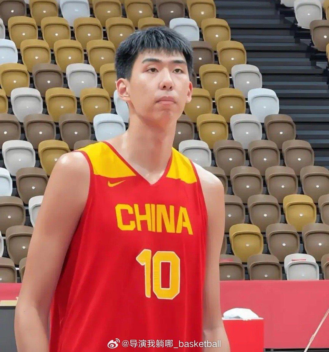 正在备战亚洲杯的中国男篮集训队进行裁员：广东宏远内线徐昕离队，他在四场热身赛中都