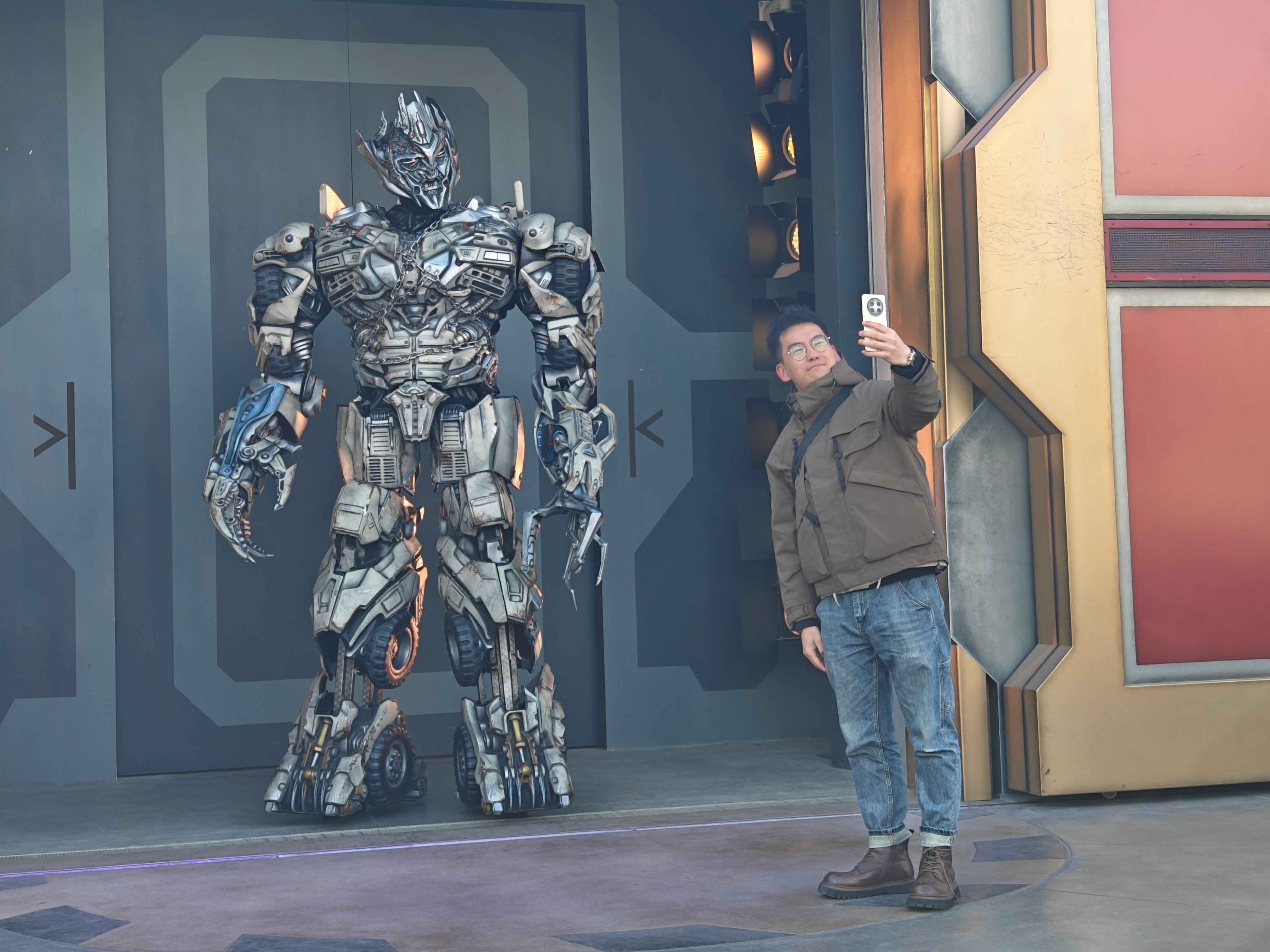 威震天的压迫感还是挺强的，我掏出手机拍照，他说：“愚蠢的地球人，关掉你的美颜，不