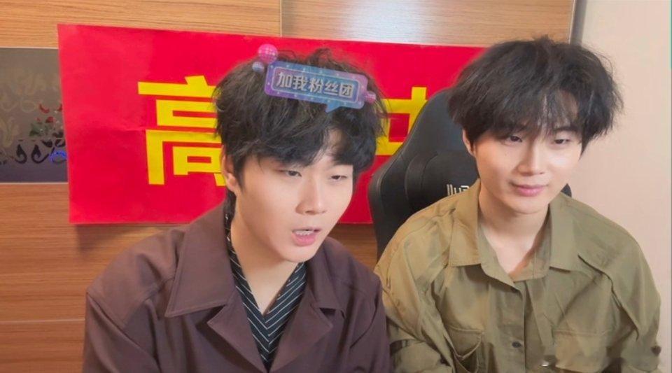 高超后面没椅背，看着好像绿幕抠图上去的