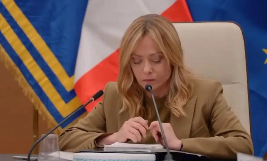 意大利总理乔治娅·梅洛尼表示，欧盟是时候与俄罗斯展开对话了。在这一点上，她支持副