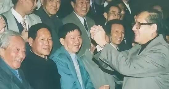 他是工人出身，发明了著名钻头，享誉中外￼￼￼。他唯一一位主政过北京、上海、天津三