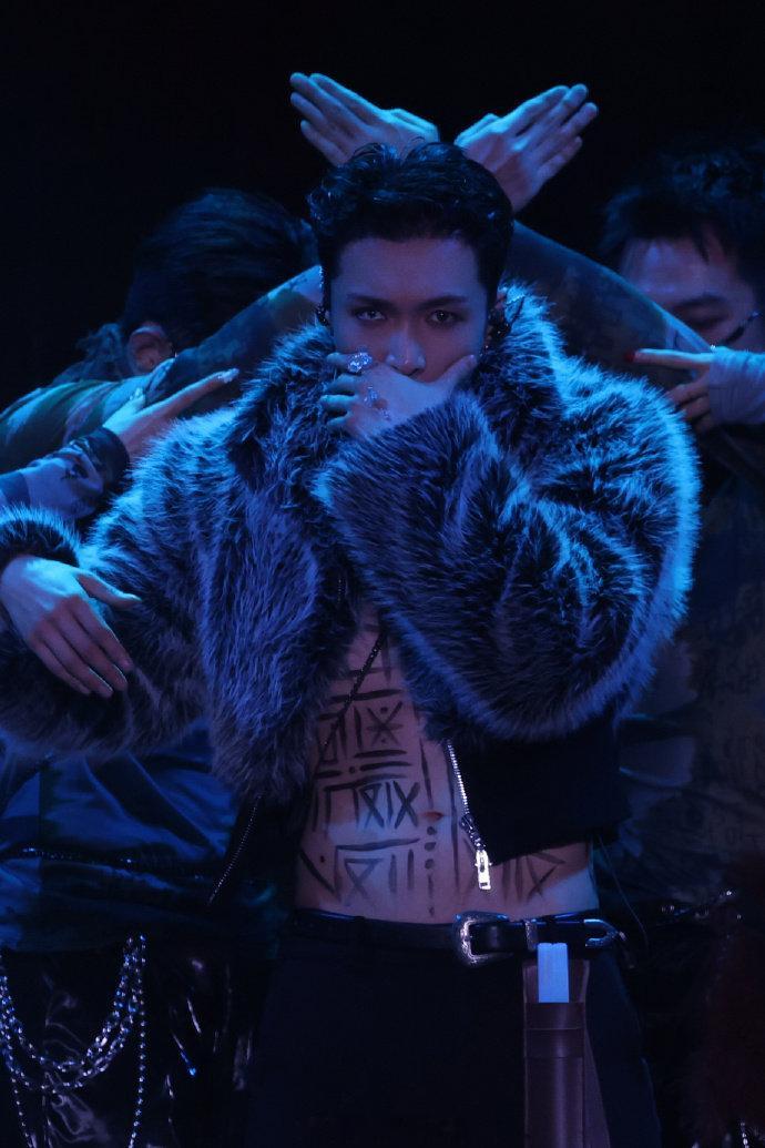 张艺兴开天舞台首秀  张艺兴打赛博腰鼓  舞台上的张艺兴，如同掌控赛博世界的王者