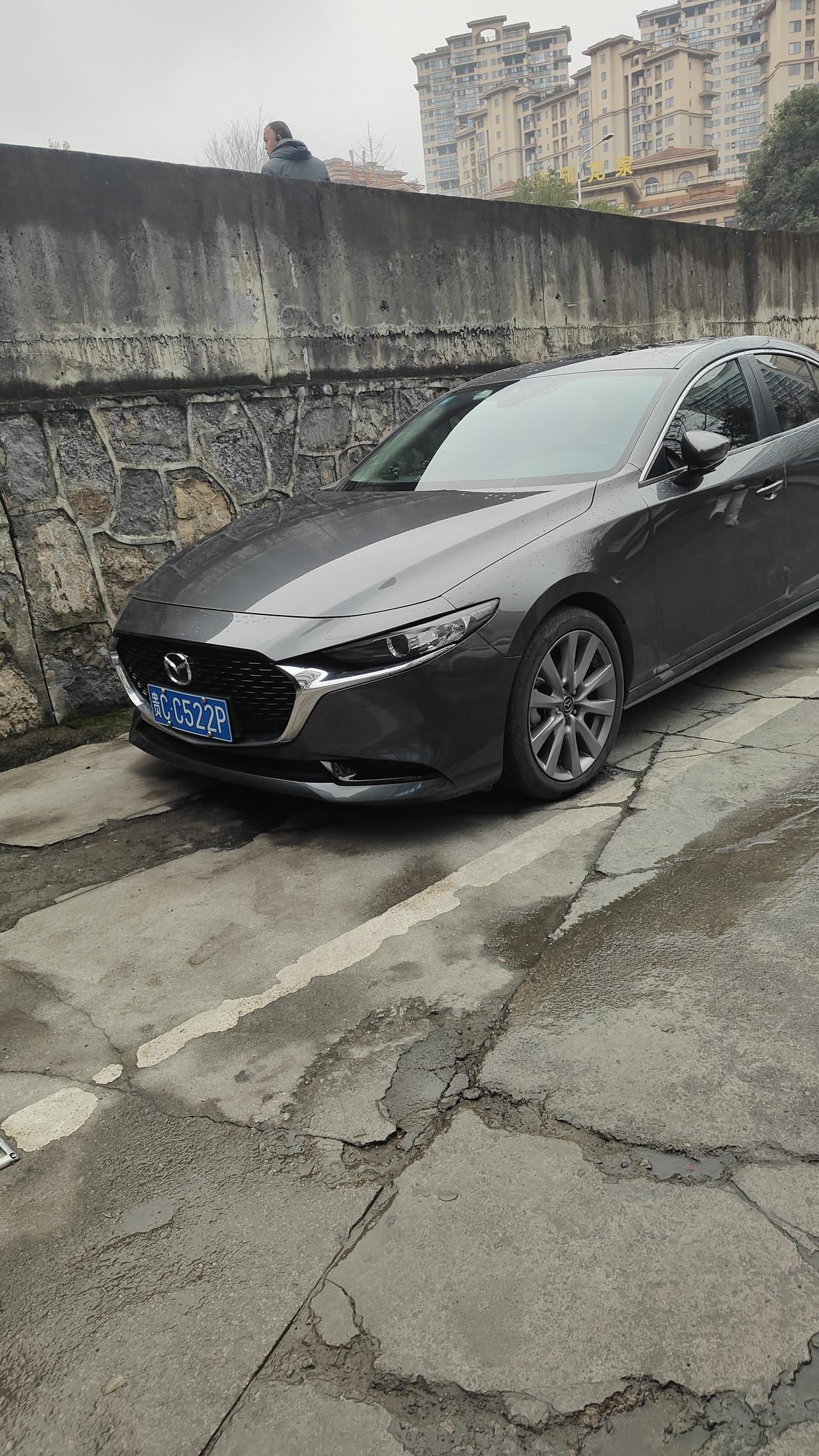 都说马自达3
空间小真的假的