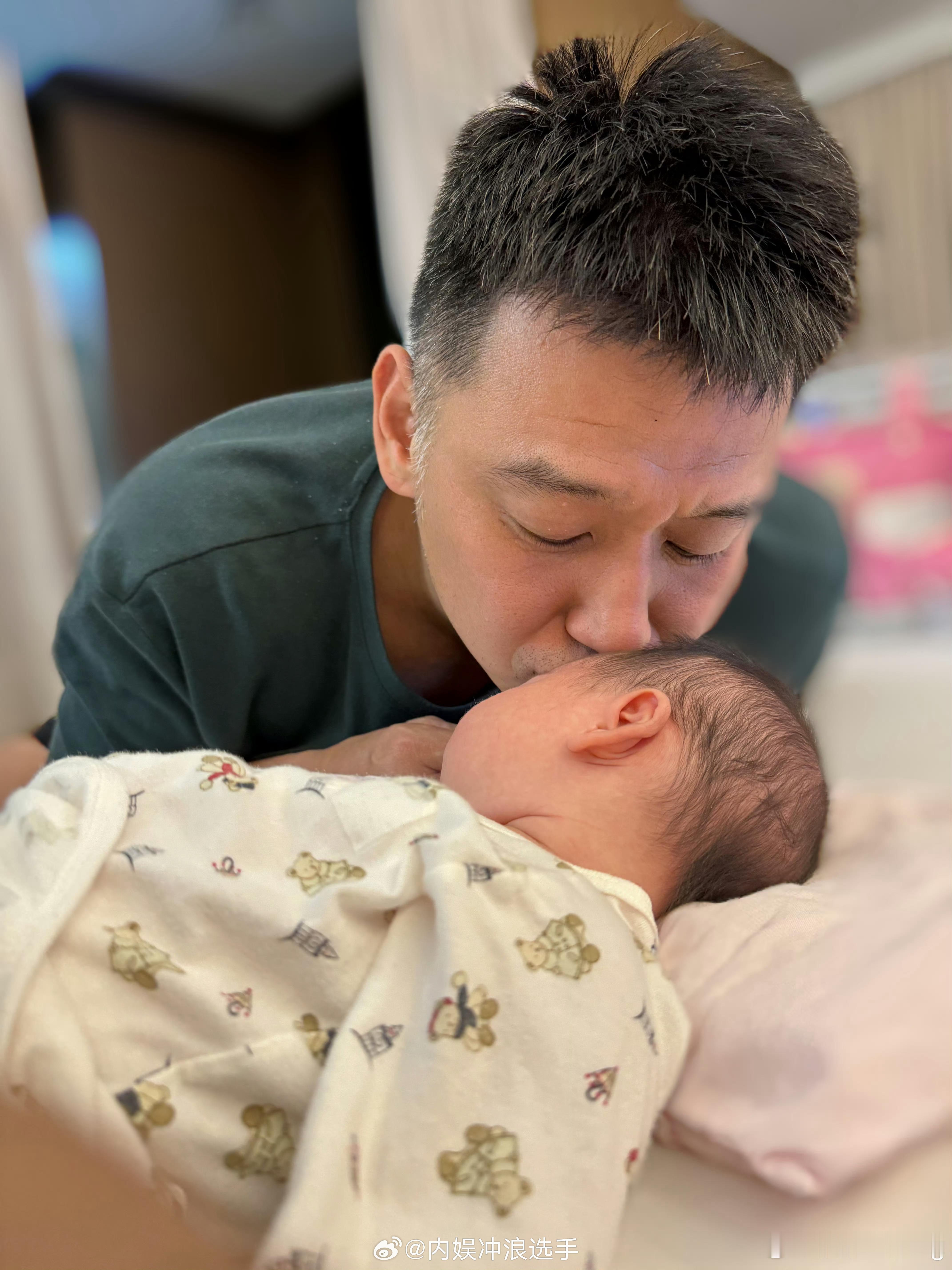 洪小铃晒老公亲女儿照片洪小铃晒老公女儿合照 洪小铃晒老公女儿合照，好幸福 ​​​