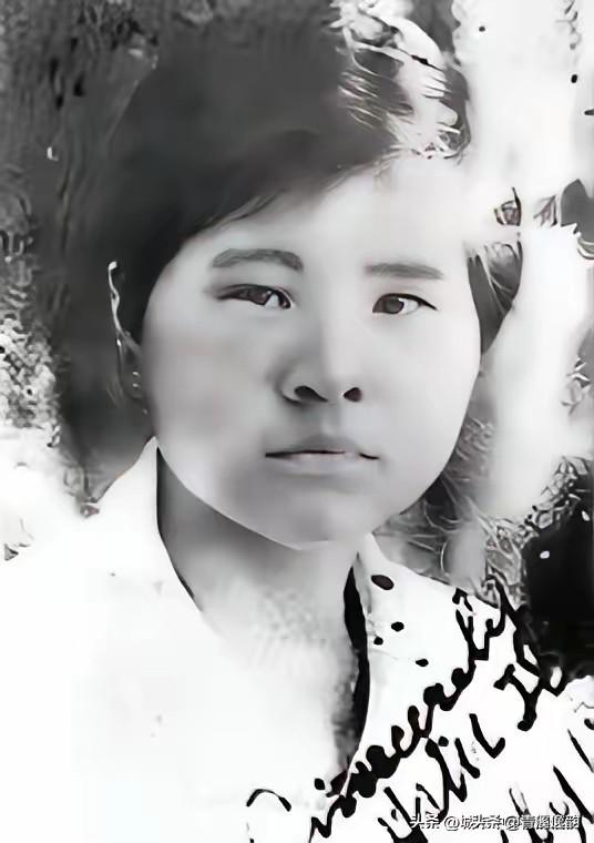 1940年，双枪女英雄李林被日军困在破庙，日军破开门、一拥而入的瞬间，所有人都以