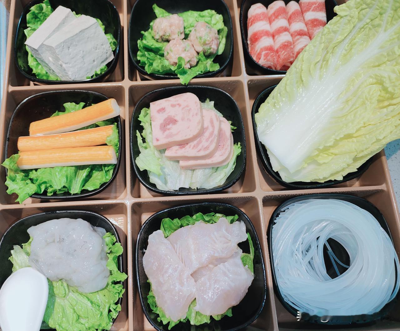 记得爱尔兰剧作家王尔德说过一句话，
“爱自己是终生浪漫的开始”，
这句话给了我很