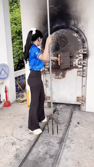 这是泰国🇹🇭农村的一个露天火葬场。
一名年轻的泰国女子正在操作火化炉。
这项