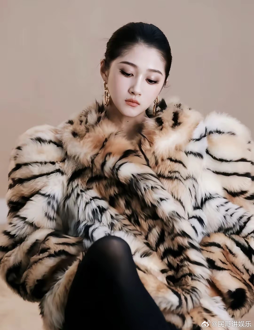 妈耶 关晓彤这个妆造太夯了吧这真是我见过最适合她的造型了恶女千金风留住这个造型师