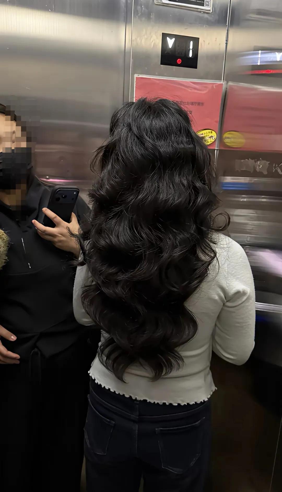 小区电梯里看到那女士一头浓密秀发，真让我们这些秃顶的人眼红。我之前也是脱发严重，